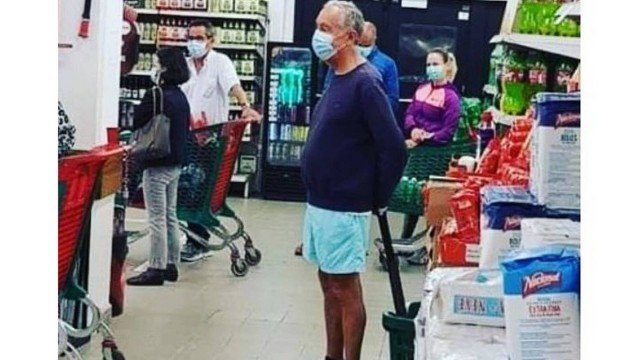 Coronavírus: presidente de Portugal é flagrado de short e máscara na fila do supermercado e foto viraliza