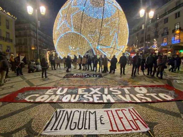 Brasileiros protestam em Lisboa por concessão de vistos de trabalho; veja