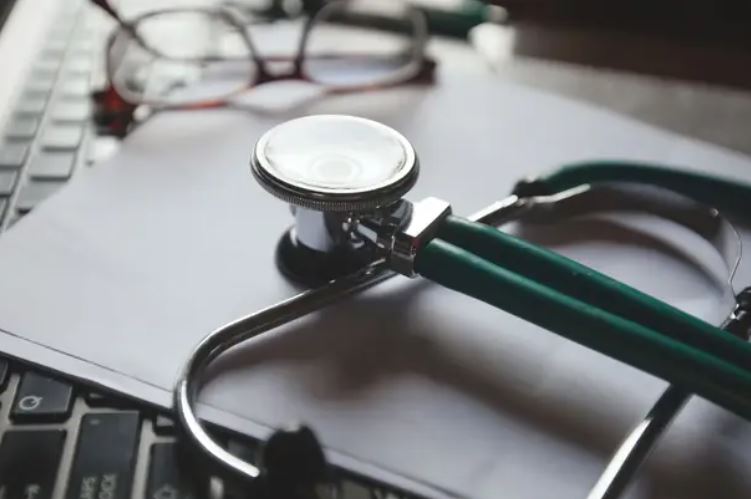 Portugal quer contratar médicos brasileiros e oferece salário bruto de 2.860 euros