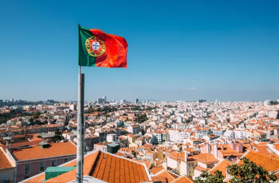 Por que Portugal vai notificar milhares de imigrantes, incluindo brasileiros, para que deixem o país